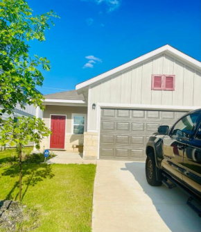 Fiesta Texas Sea World, Cantera Shopping Mall Sparkling Community Pool Family Friendly and Charming House